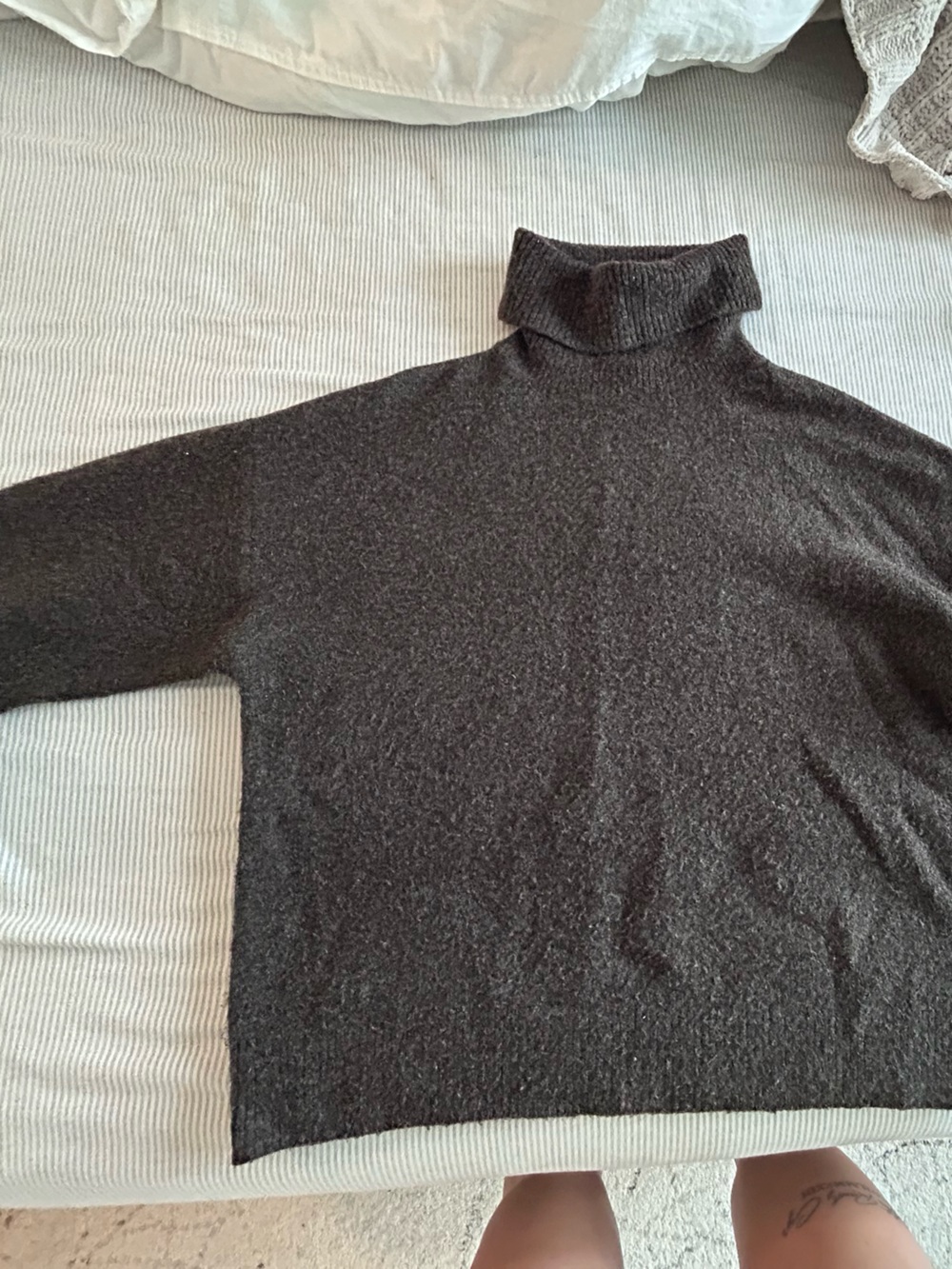 Women’s H&M chocolate wool turtleneck (somewhat crop) Size Medium